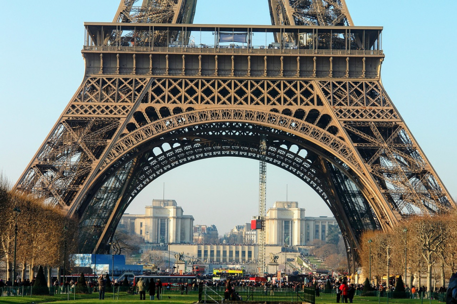 How to find the perfect restaurant for a dinner on the Eiffel Tower?